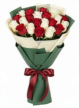 Букет Микс из красных и белых роз в Вялки