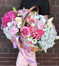 Композиция солнечный день в Вялки Цветочная композиция из Розы, Хризантемы, Пионы и Лизиантусы в корзине в Вялки