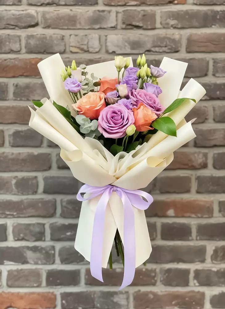 Букет цветов из: Лизиантусы и Розы в Вялки