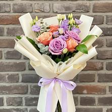 Букет цветов из:  Лизиантусы и Розы в Вялки