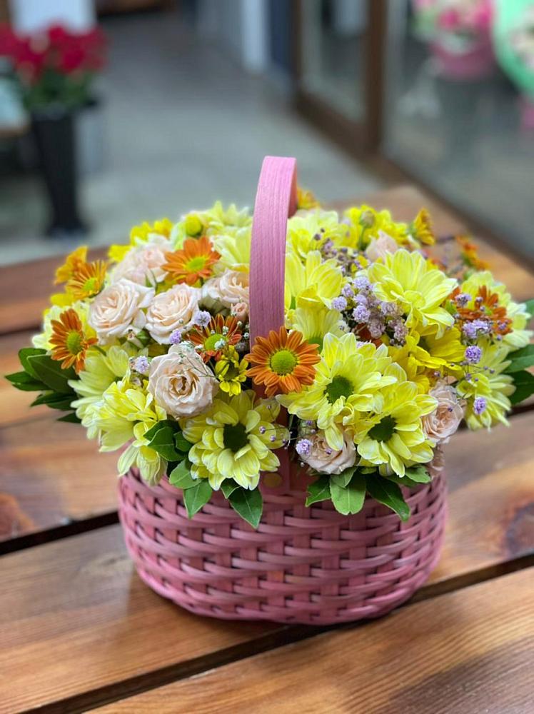 Цветочная композиция из Хризантемы и Розы в корзине в Вялки