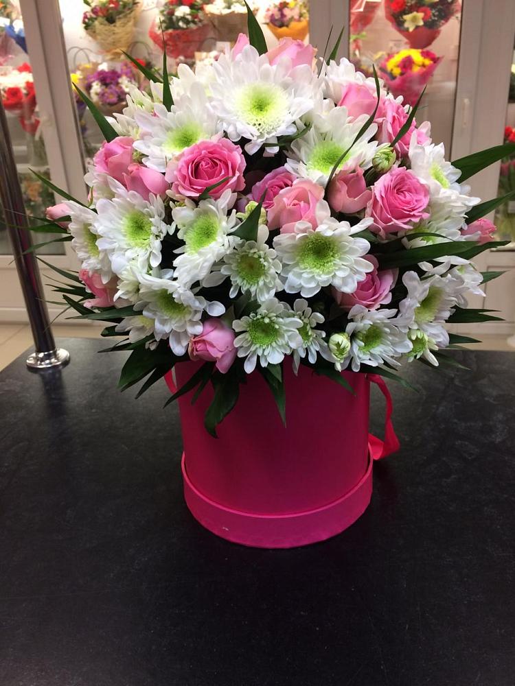 Цветочная композиция из Розы и Хризантемы в шляпной коробке в Вялки