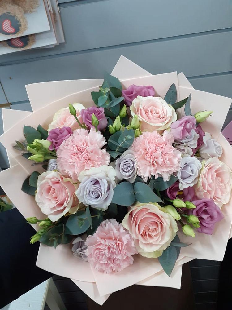 Букет цветов из: Розы, Гвоздики и Лизиантусы в Вялки