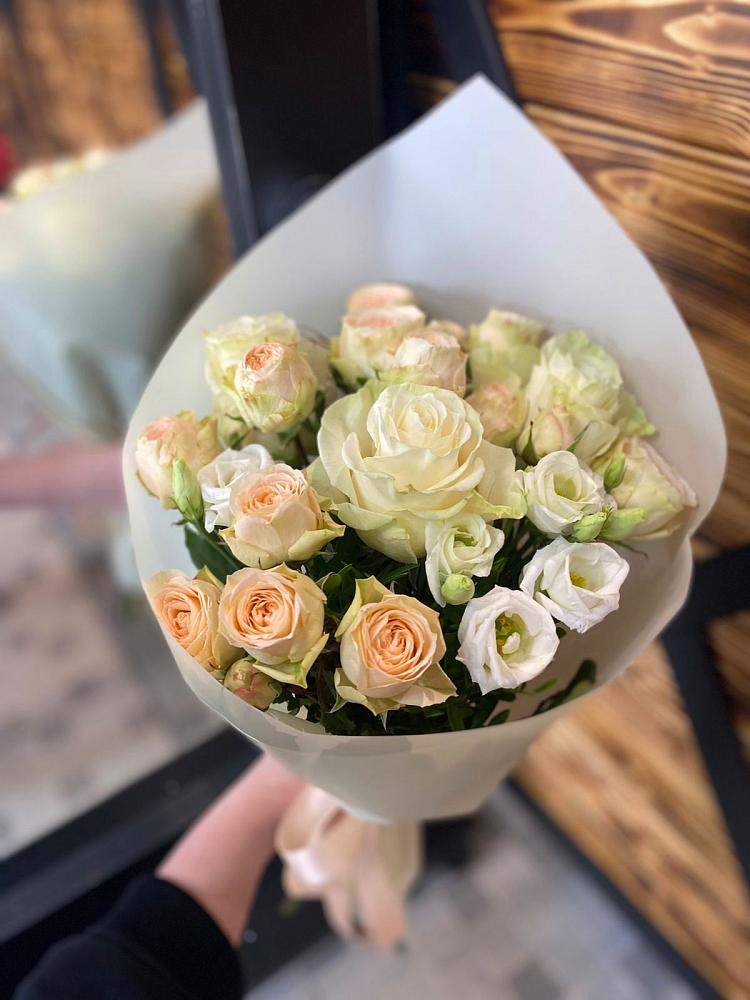 Букет цветов из: Розы и Лизиантусы в Вялки